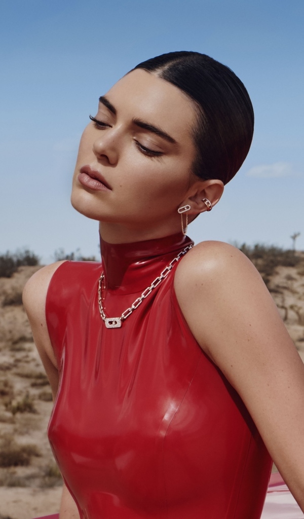 Модель Кендалл Дженнер в красном платье