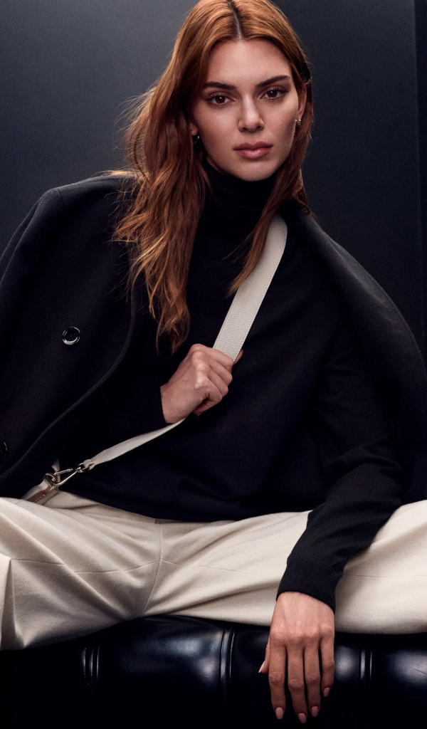 Модель Кендалл Дженнер в белых брюках