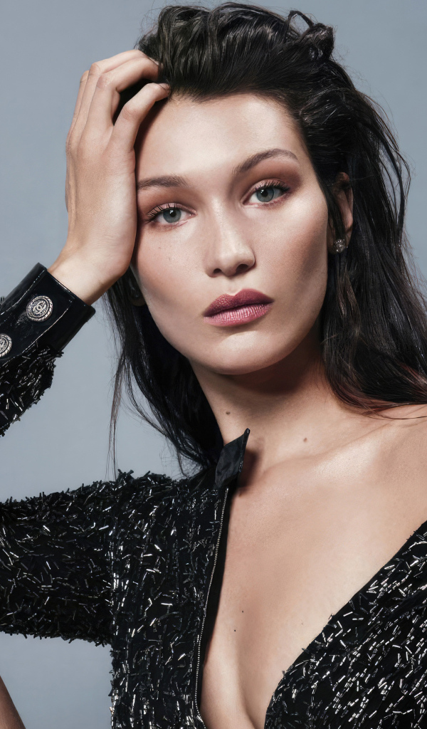 Задумчивая модель Белла Хадид на сером фоне