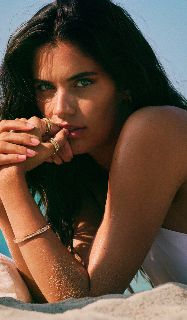 Португальская модель Сара Сампайо лежит на пляже