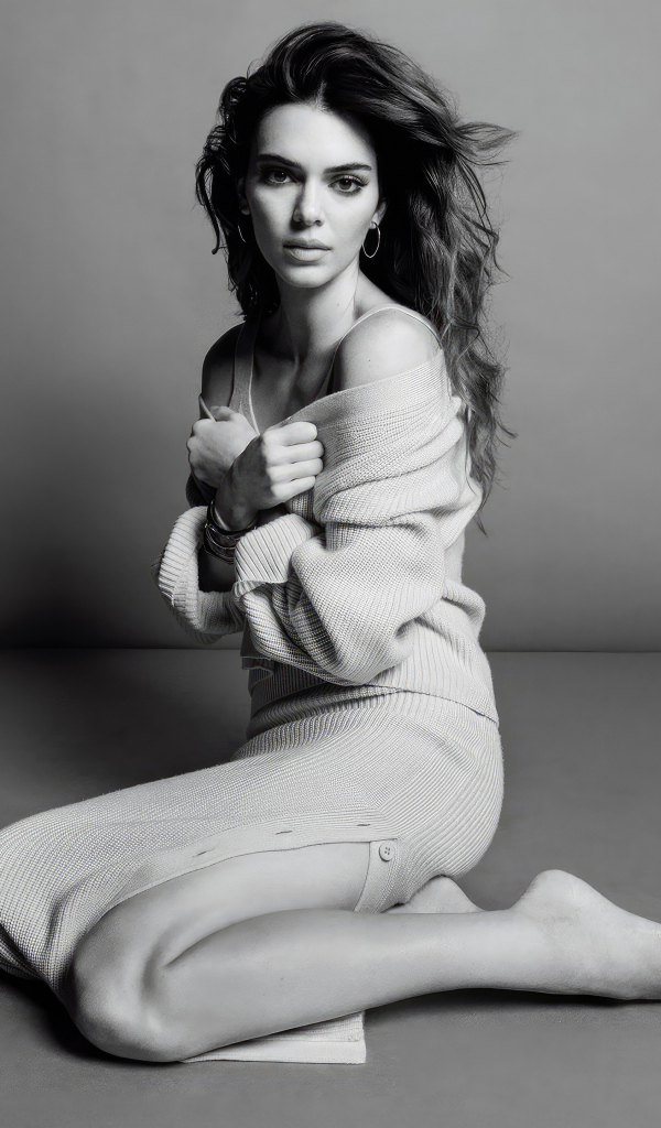 Настоящая девушка модель Кендалл Дженнер в платье на сером фоне