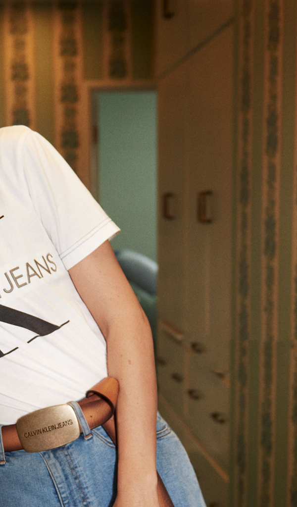 Грустная модель Кендалл Дженнер в футболке Кельвин Кляйн