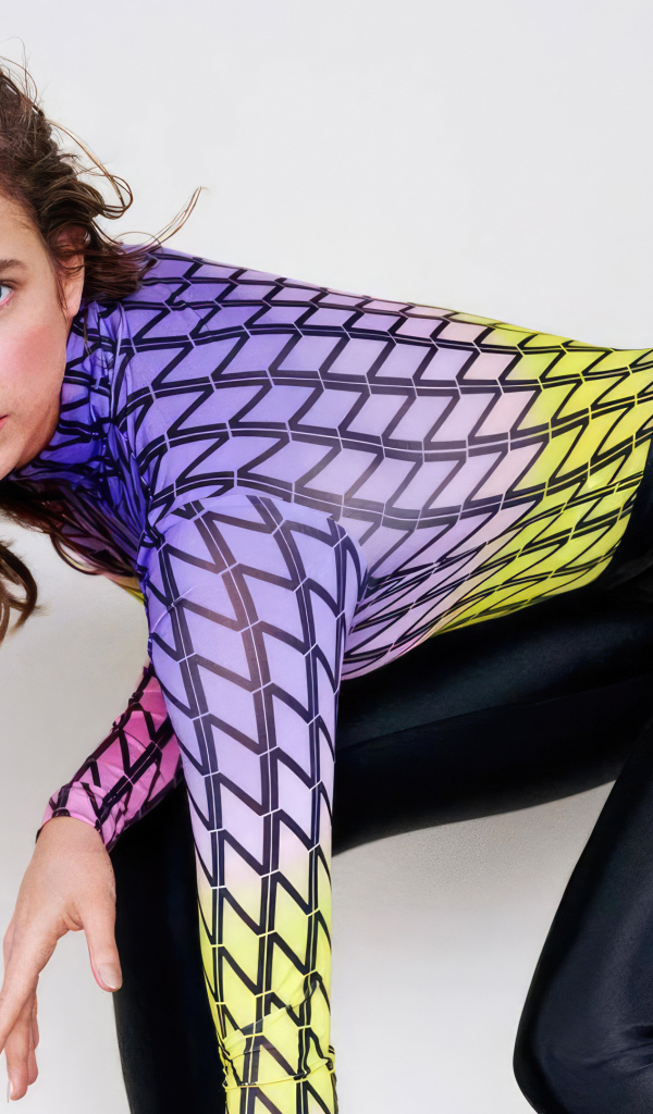 Стройная модель Барбара Палвин в черных лосинах