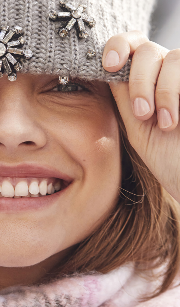 Улыбающаяся Барбара Палвин в шапке