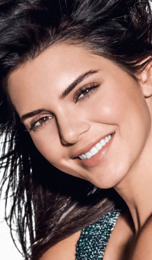 Улыбающаяся девушка, американская модель Кендалл Дженнер