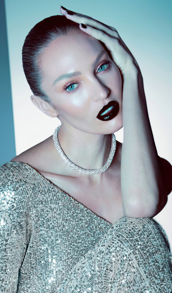 Супермодель Кэндис Свейнпол на голубом фоне