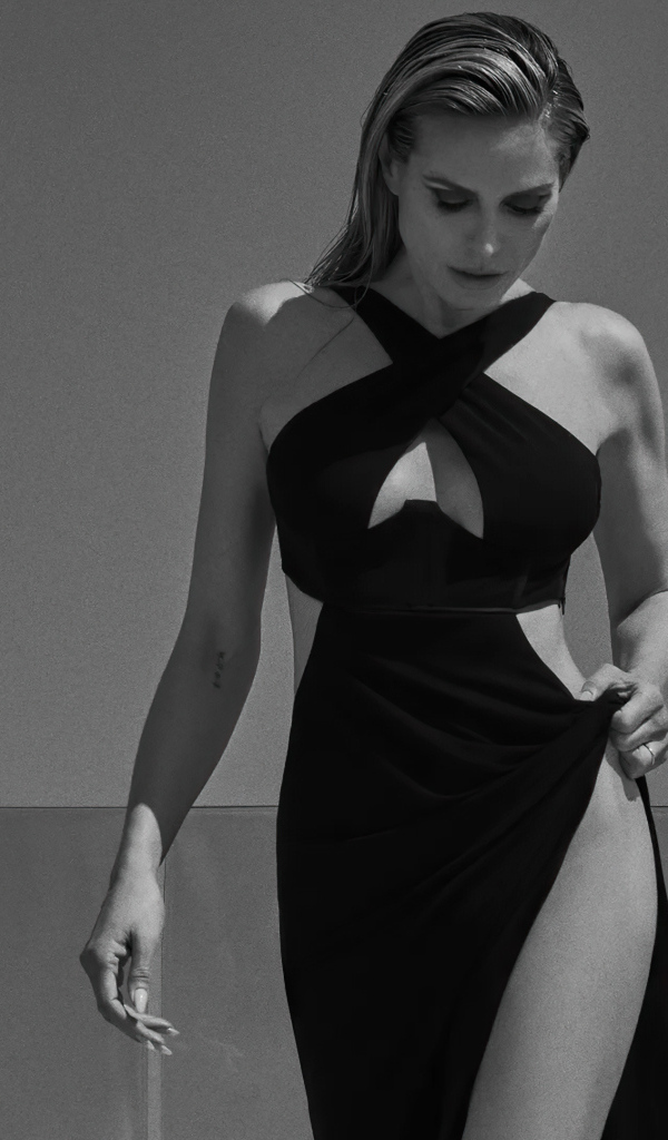 Супермодель Хайди Клум в черном платье