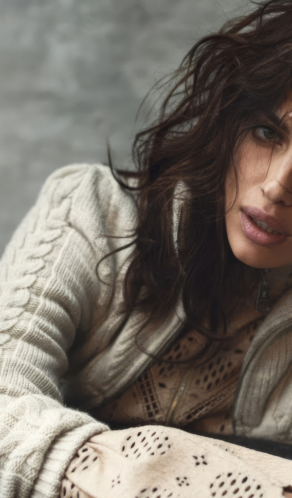 Супермодель Ирина Шейк в теплой кофте