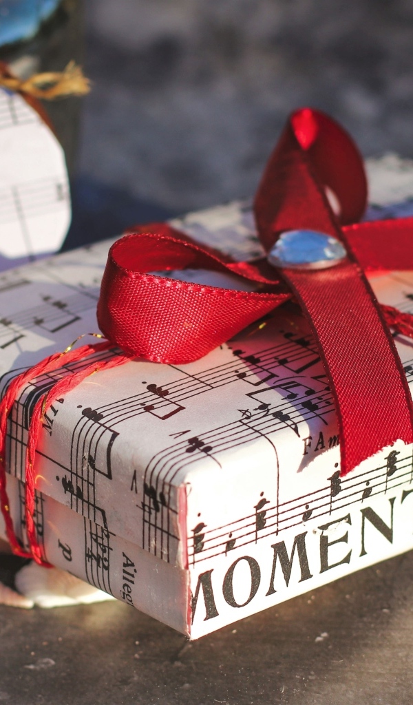 Большой подарок с красной лентой