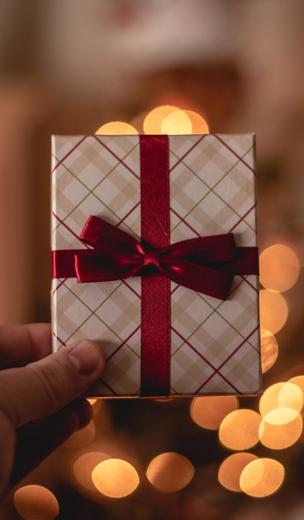 Маленький подарок в руке