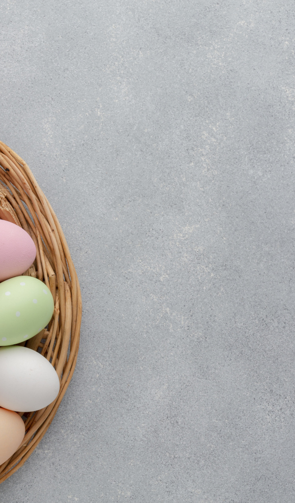 Корзина с розовыми тюльпанами и яйцами на сером фоне шаблон открытки на Пасху