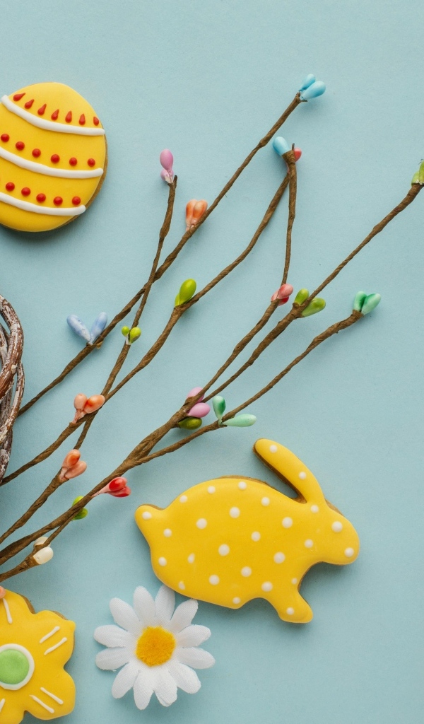 Красивый пасхальный декор на голубом фоне на праздник