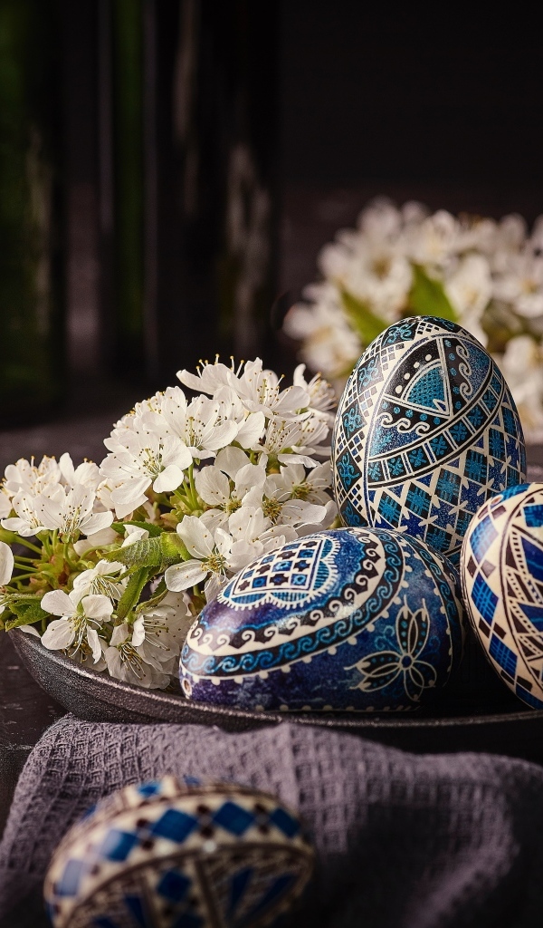 Красивые расписные яйца с цветами вишни на Пасху