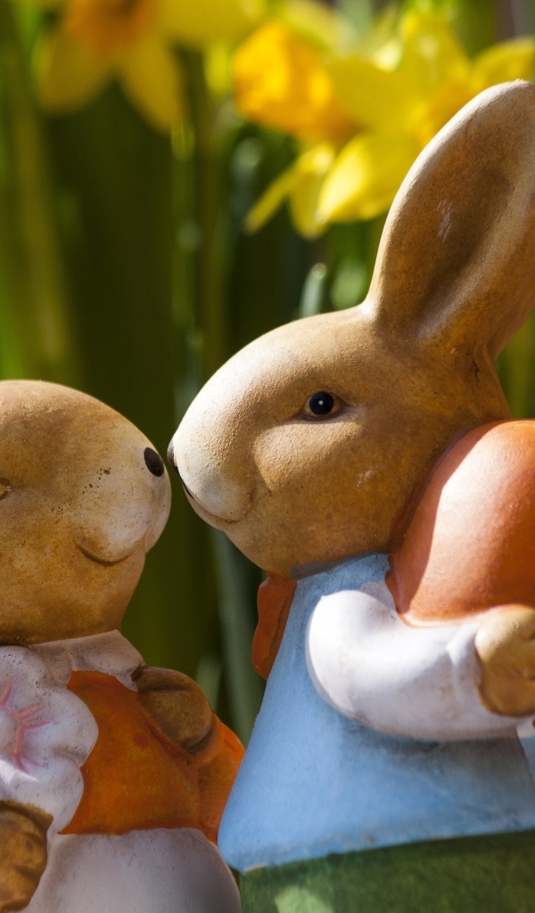 Два пасхальных кролика с яйцом