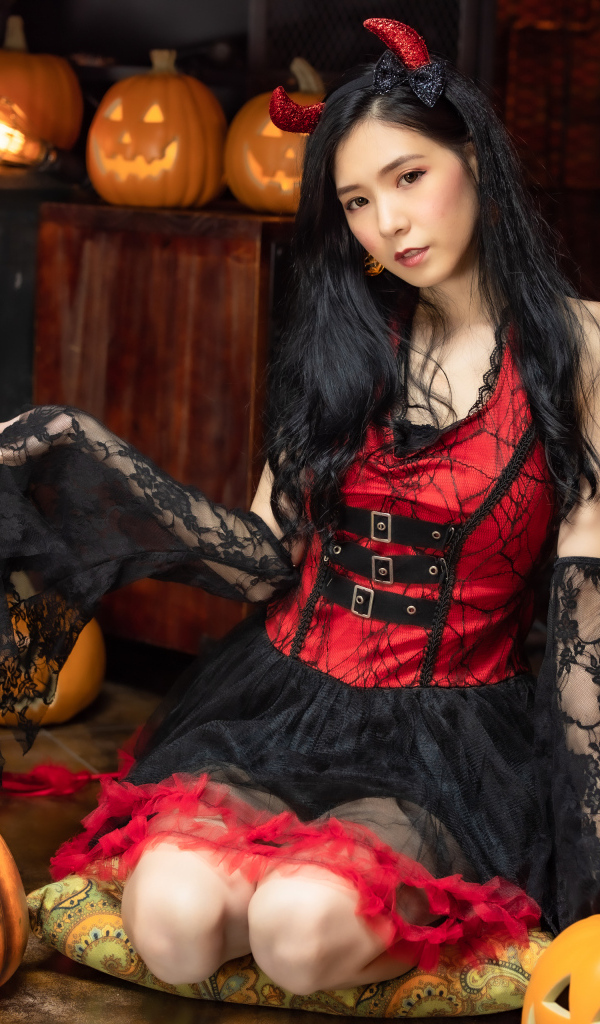 Милая девушка азиатка в костюме на Хэллоуин