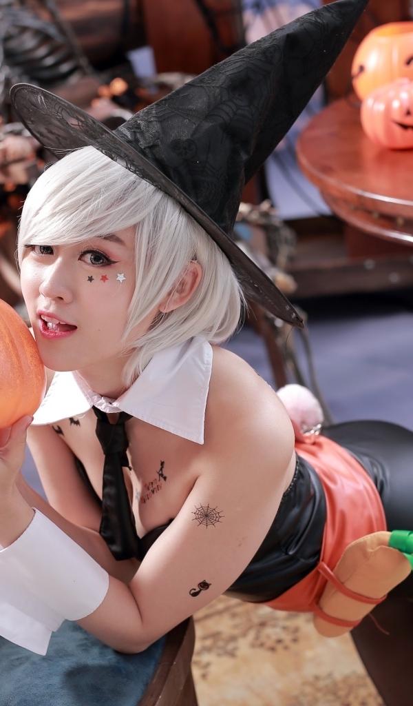 Девушка в костюме ведьмы на Хэллоуин