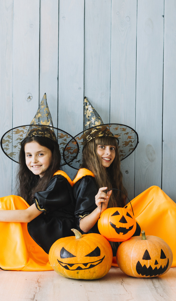 Две маленькие девочки в костюмах на Хэллоуин