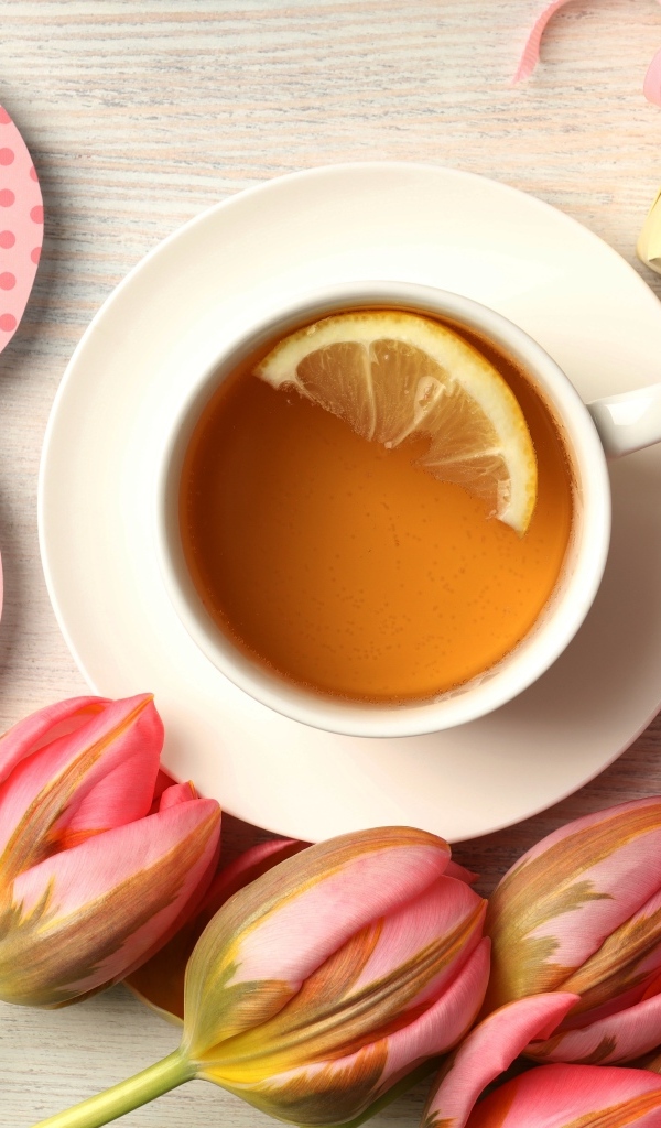 Чашка чая, цветы и подарки для любимой на 8 марта