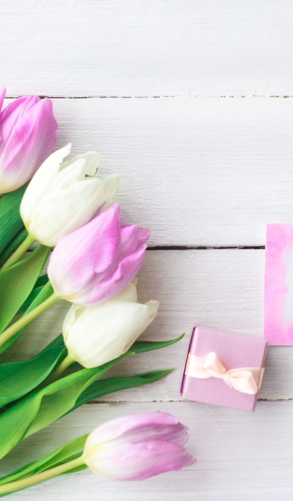 Букет розовых тюльпанов и открытка на 8 марта