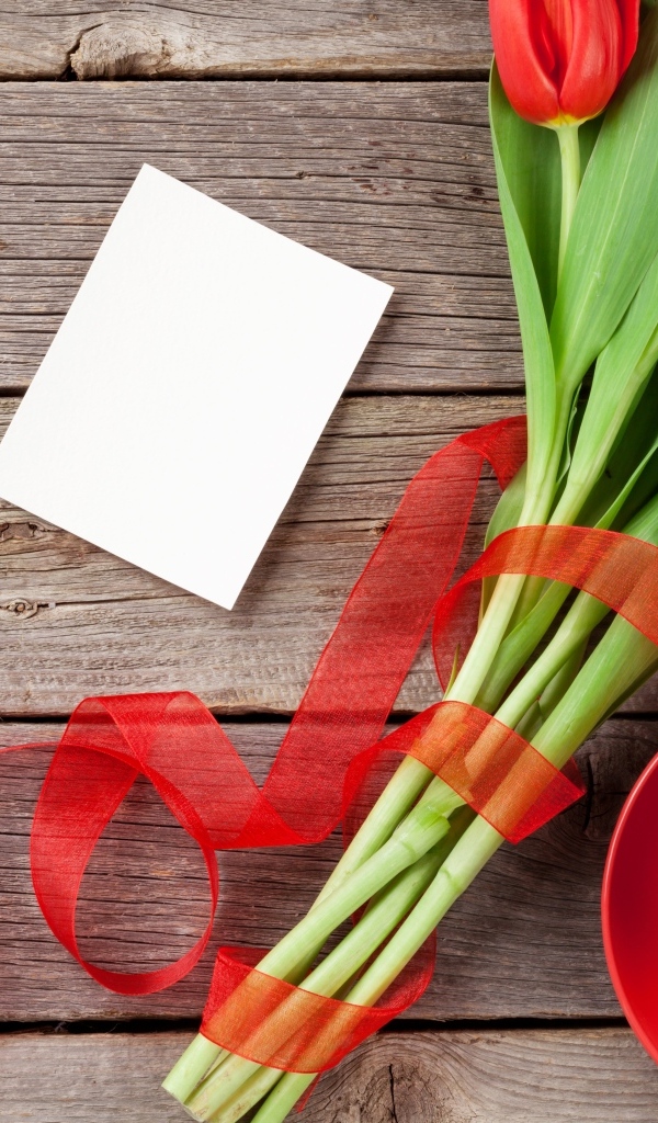 Букет красных тюльпанов и чашка кофе шаблон открытки на 8 марта