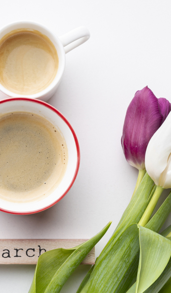 Кофе и букет тюльпанов на международный женский день