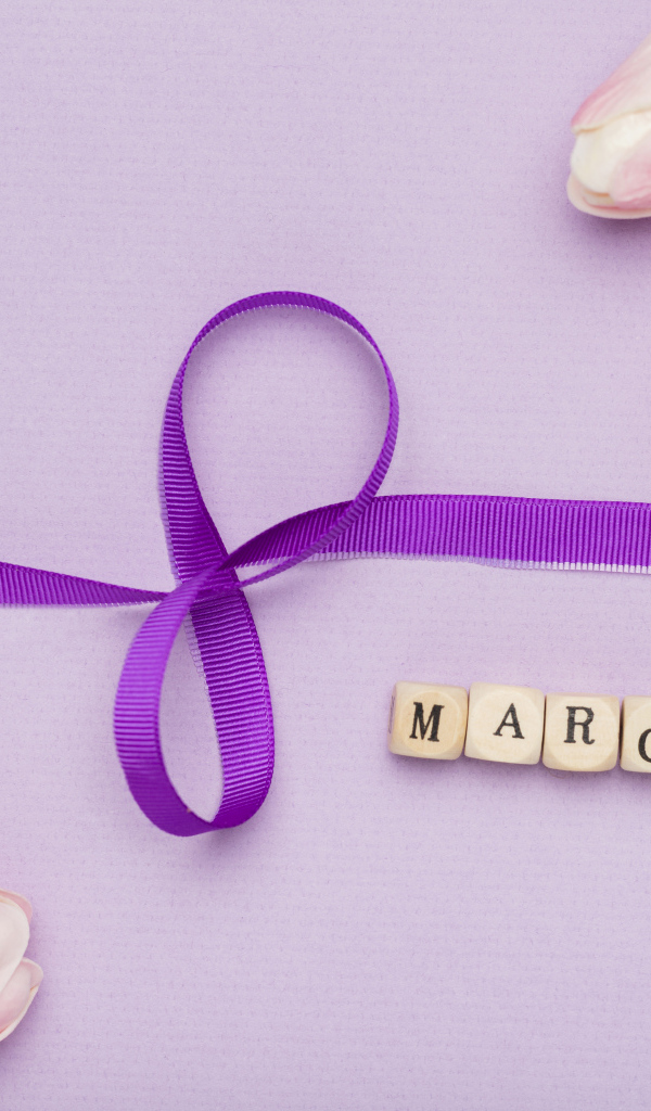 Нежная открытка с розовыми тюльпанами на 8 марта