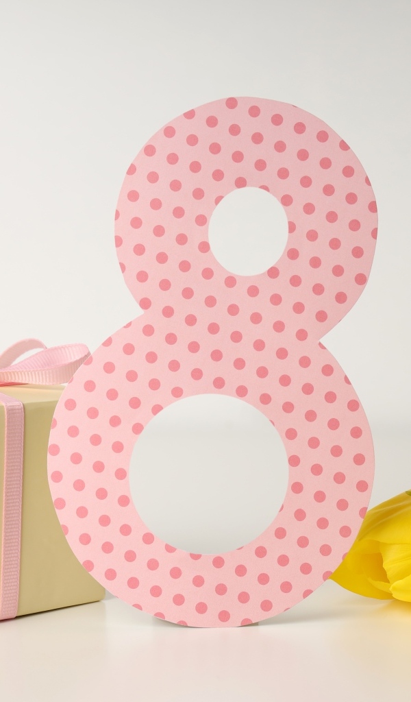 Цифра 8, подарок и цветы для любимой на Международный женский день