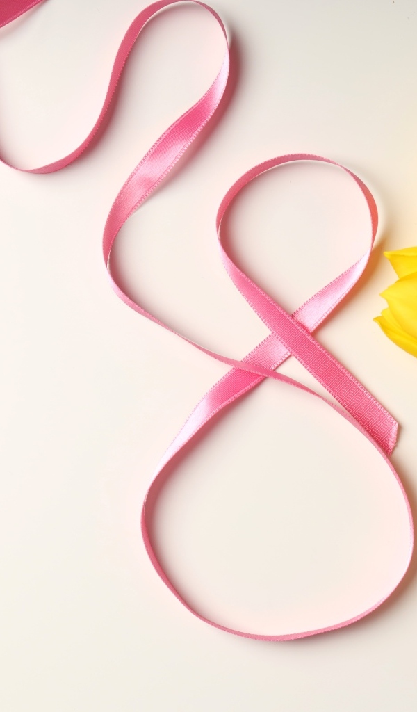 Цифра 8, желтые тюльпаны и духи для любимой