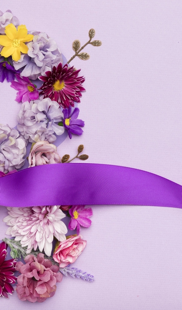 Цифра восемь из цветов и лента на Международный женский день