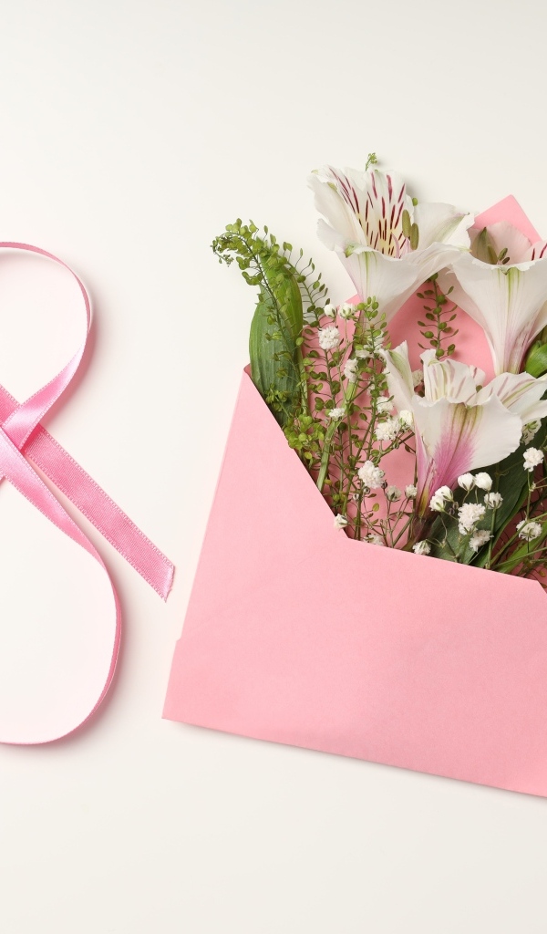 Розовый конверт с цветами альстромерия на 8 марта