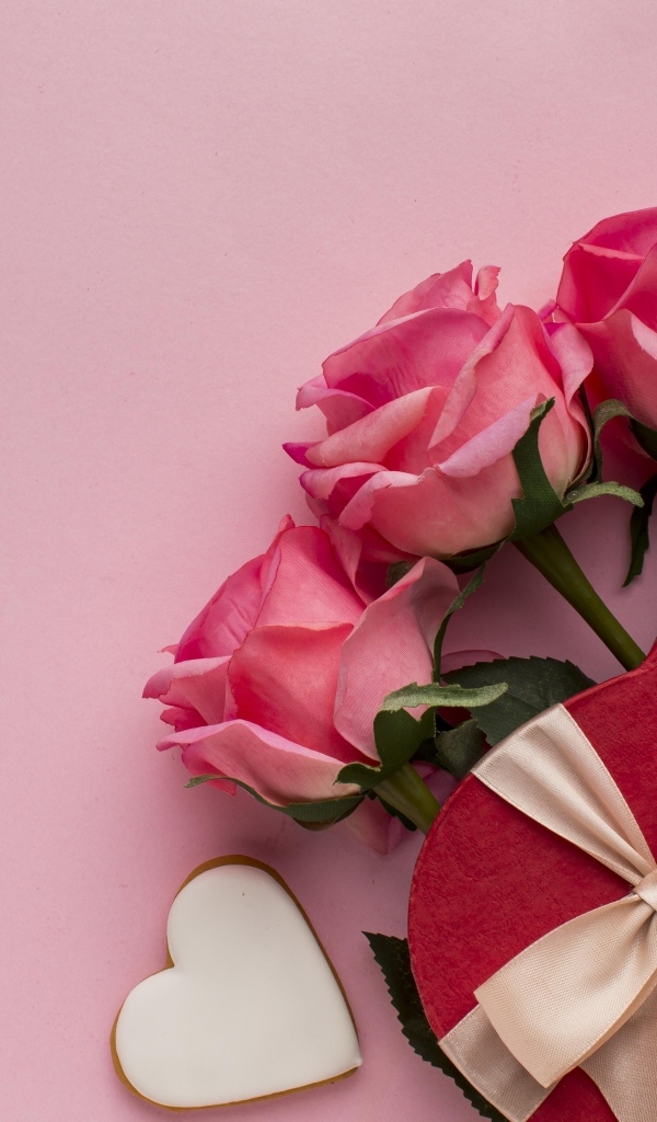 Три розовых розы и подарок на международный женский день