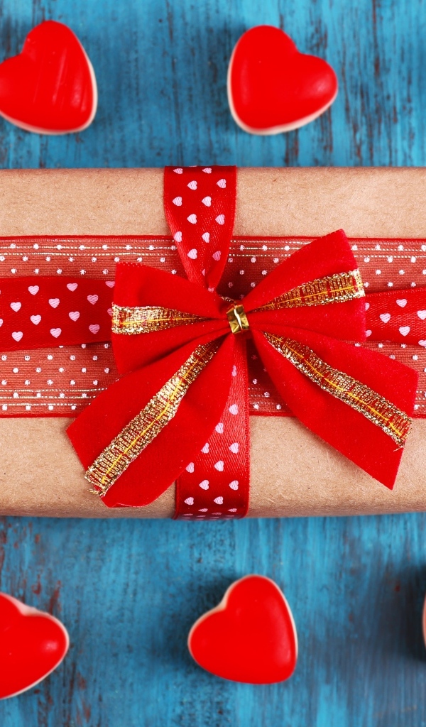 Большой подарок с сердечками на День Святого Валентина