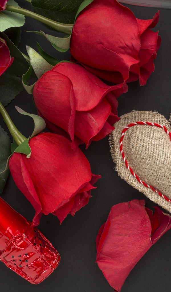 Шампанское, розы и сердечки для любимой на 14 февраля