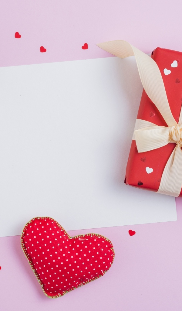 Подарок и сердечки с листом, шаблон открытки на День влюбленных