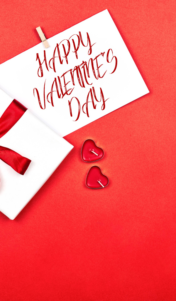 Открытка и подарок на красном фоне на День Святого Валентина