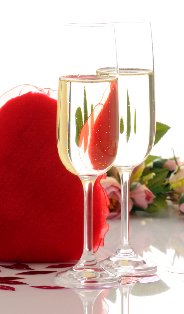 Два бокала шампанского с сердцем на день Святого Валентина
