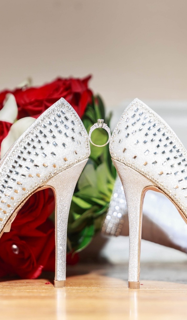 Белые туфли невесты и букет