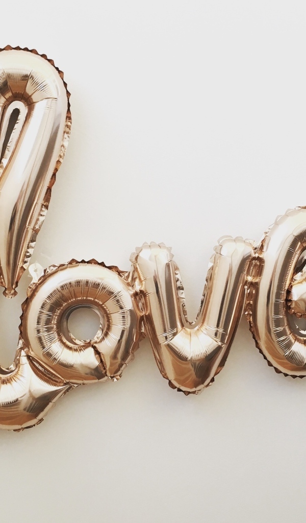 Воздушные шары с надписью любовь на сером фоне