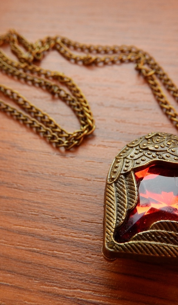 Красивый кулон в форме сердца с красным камнем