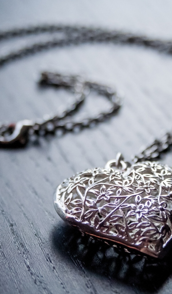 Красивая серебряная подвеска в форме сердца