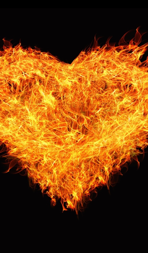 Большое огненное сердце на черном фоне