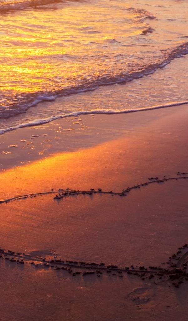 Большое сердце на песке у моря