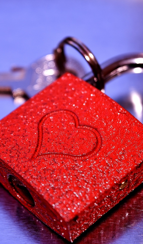 Большой красный замок с сердцем для влюбленных