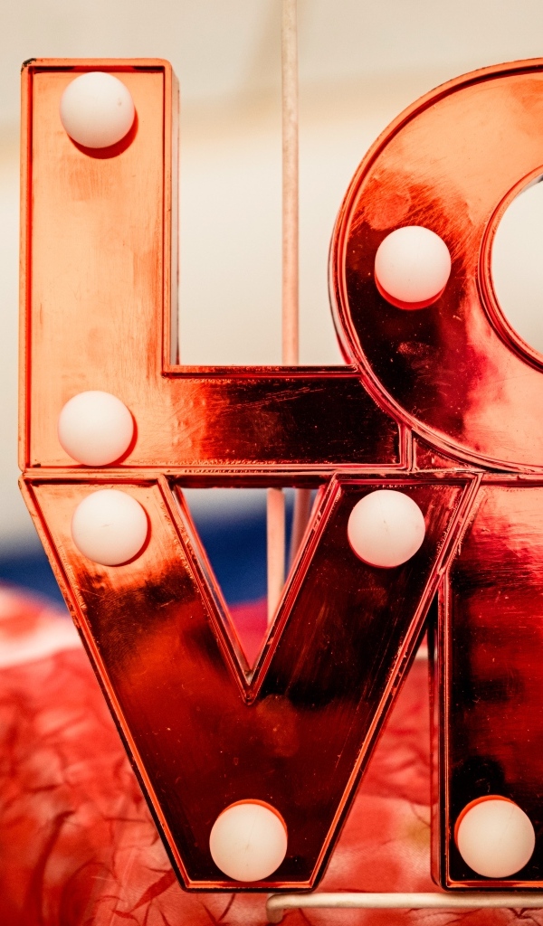 Большие красные буквы с надписью любовь