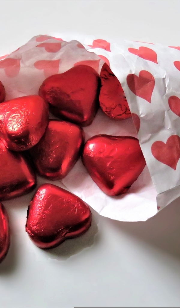 Сверток с красными конфетами в форме сердца