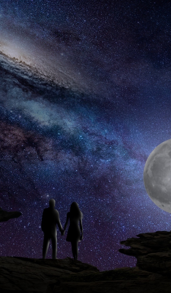 Влюбленная пара на фоне луны и красивого неба