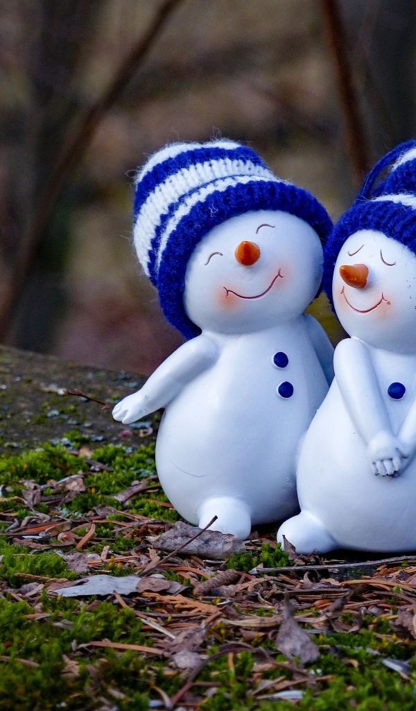 Статуэтка с влюбленными снеговиками на земле