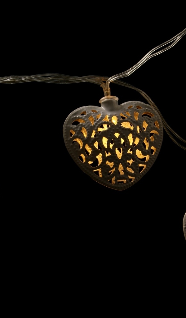 Гирлянда в форме сердца на черном фоне