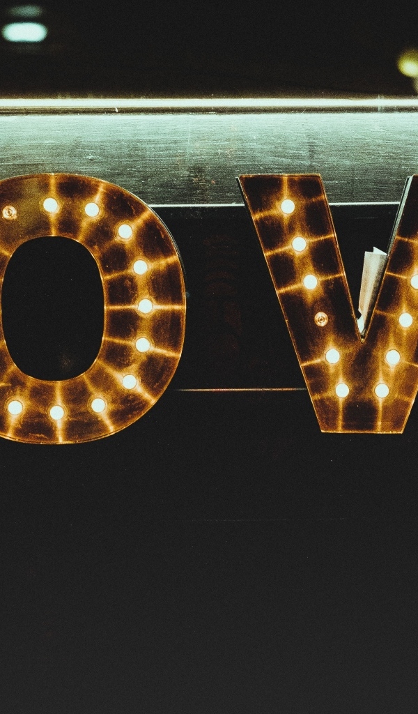 Светящаяся большая надпись любовь