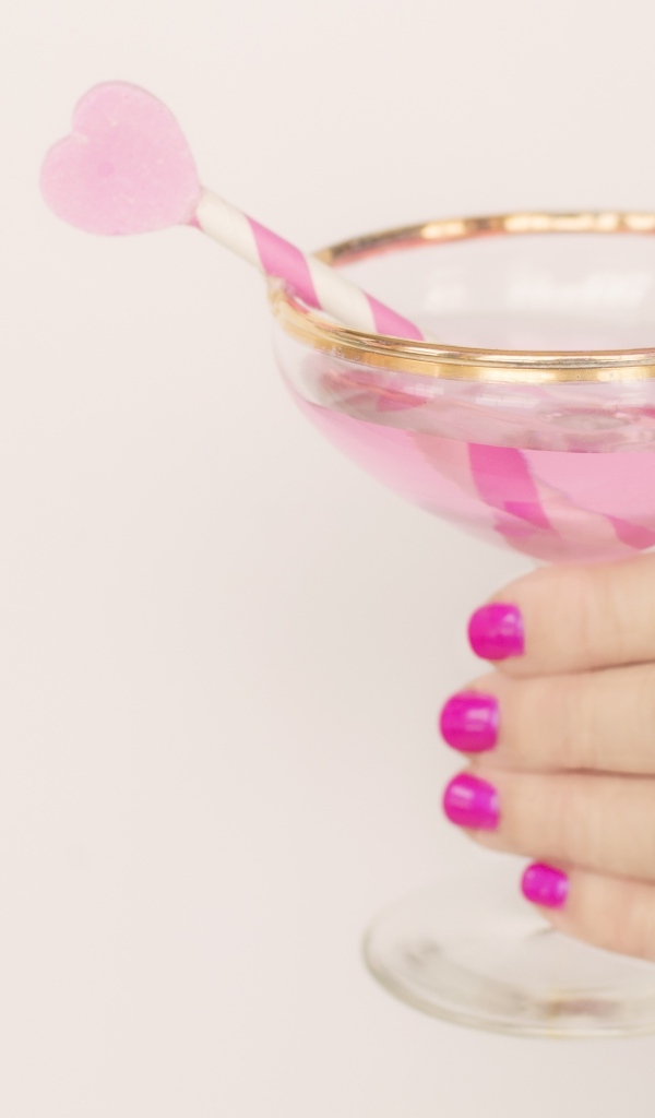 Кольцо в форме сердца на руке девушки с бокалом